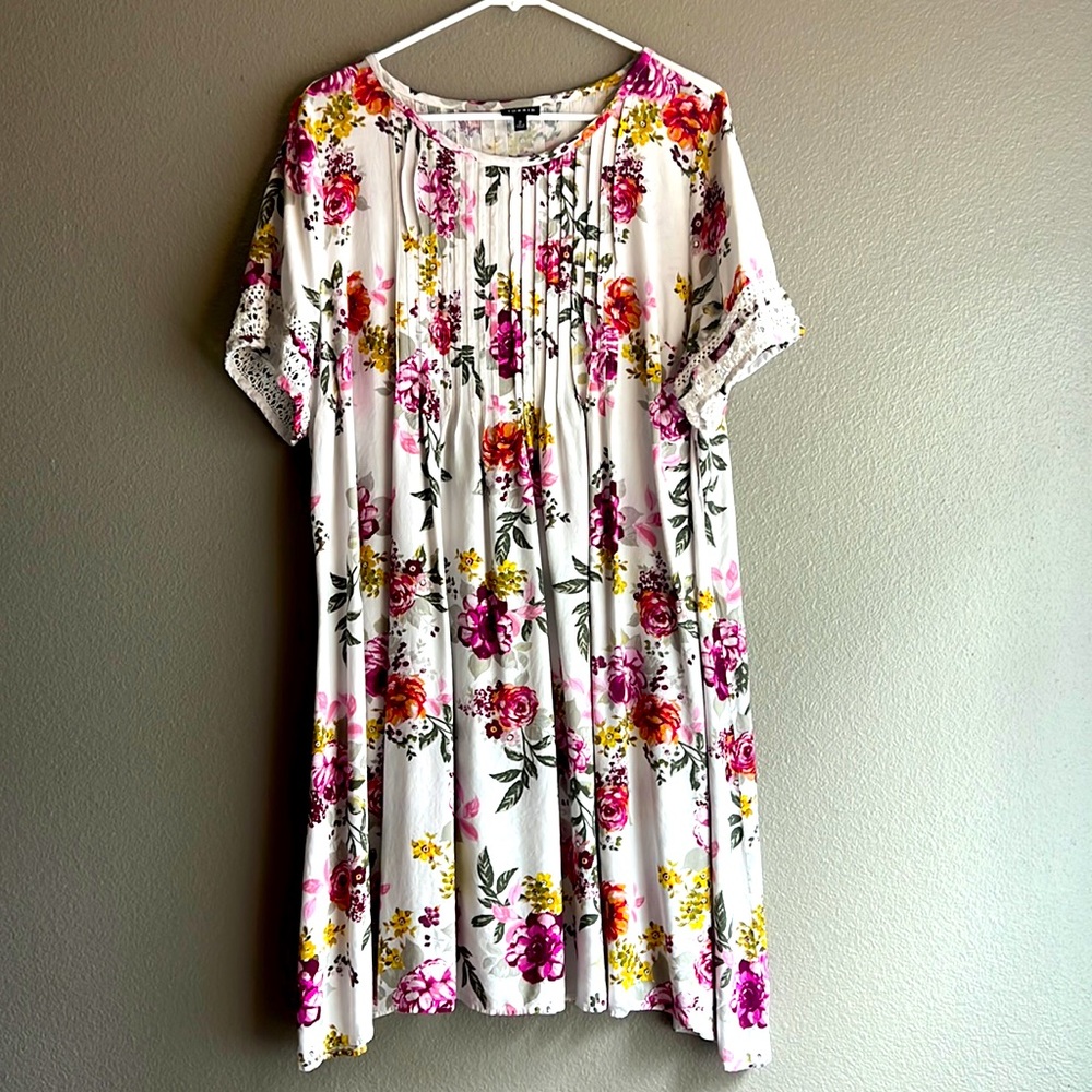 TORRID Off-white floral dress with pleats. Size 2XL